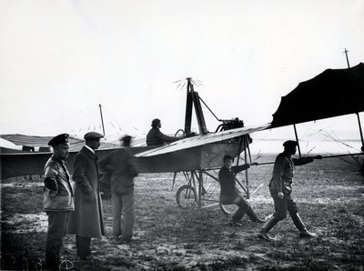 Un aereo che decolla o atterra su un campo d